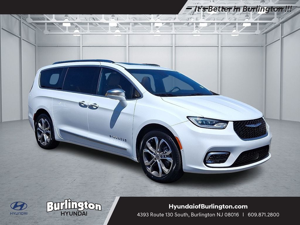 2022 Chrysler Pacifica Pinnacle in Bright White Clearcoat — front three-quarter view